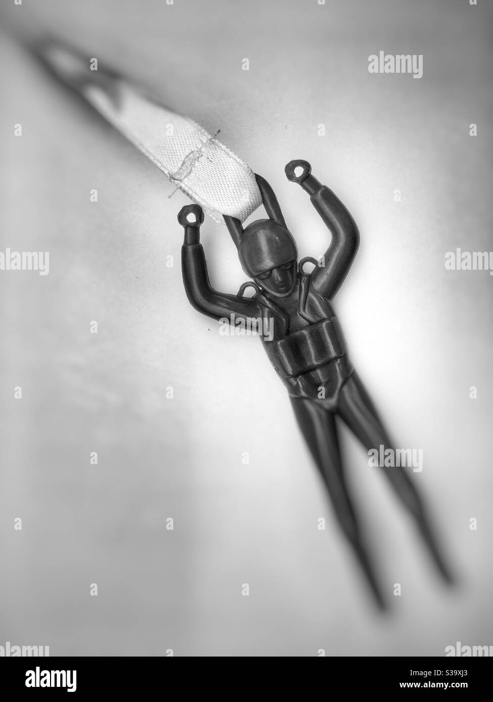 Giocattolo in plastica per paracadutisti - Immagine stock catturata con smartphone