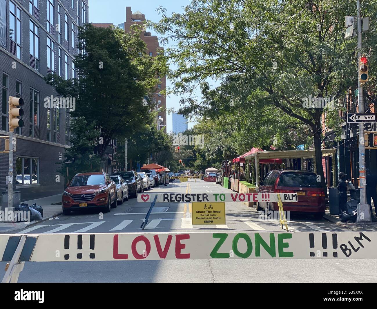 "Love zone" e "Register to Vote" Black Lives Matter swhorses su Avenue B a New York City. - Immagine stock catturata con smartphone
