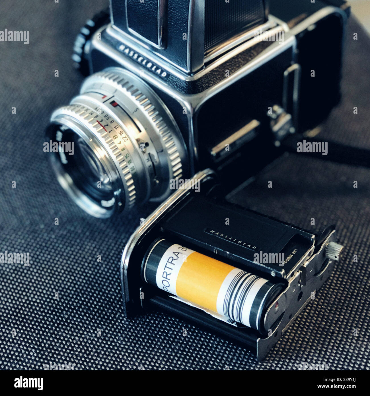 Caricamento della mia fotocamera di medio formato Hasselblad vintage con un nuovo rotolo di pellicola Foto Stock