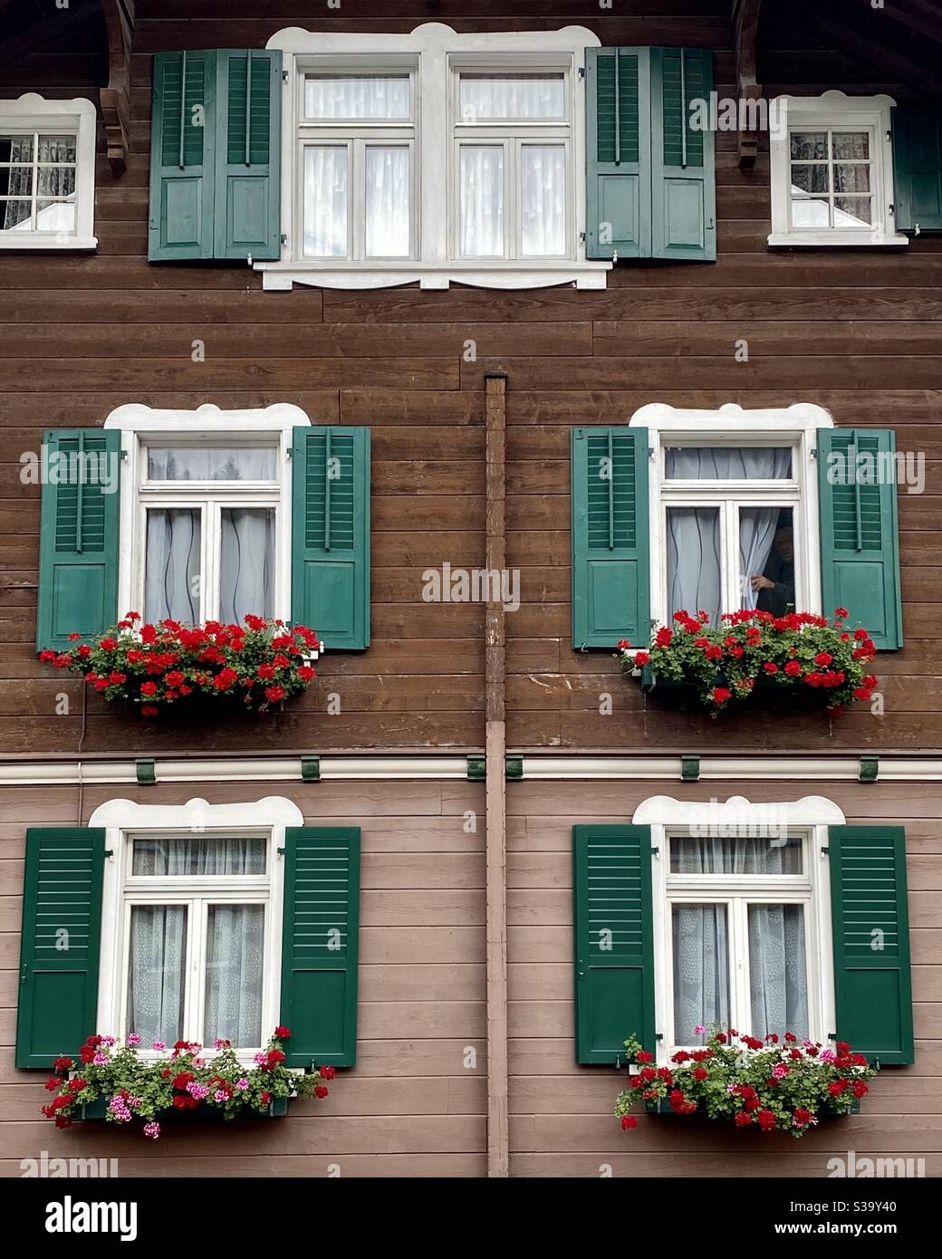 Una casa in stile vintage con finestre in Svizzera Foto Stock