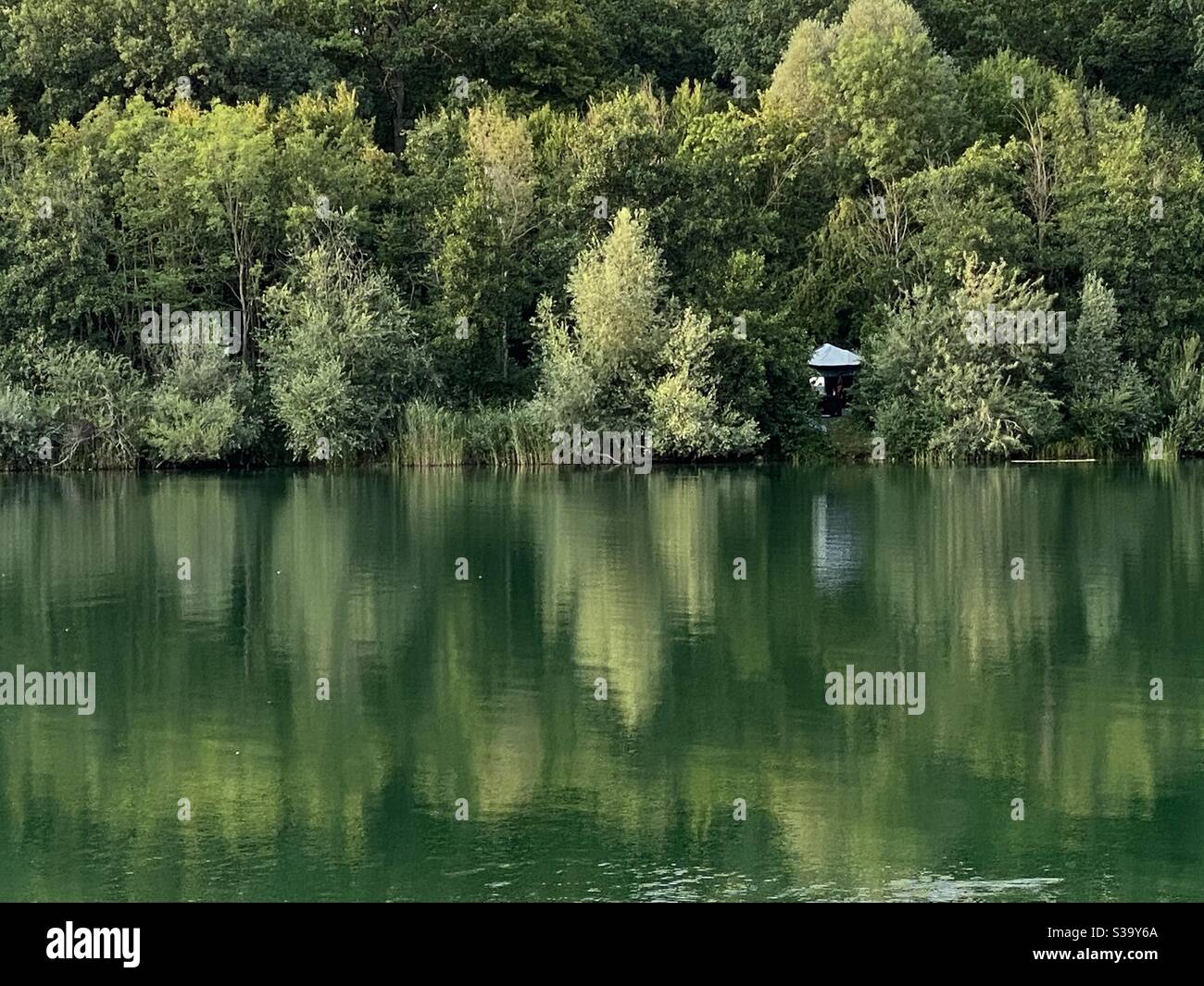 Una pace in un lago vicino Augusta, Germania - Immagine stock catturata con smartphone