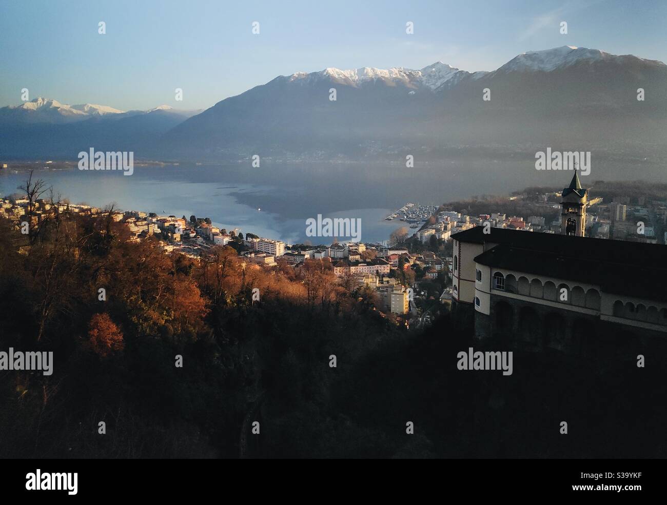 Una vista al tramonto sul lago maggiore e sulle Alpi svizzere ad Ascona, in Svizzera - Immagine stock catturata con smartphone