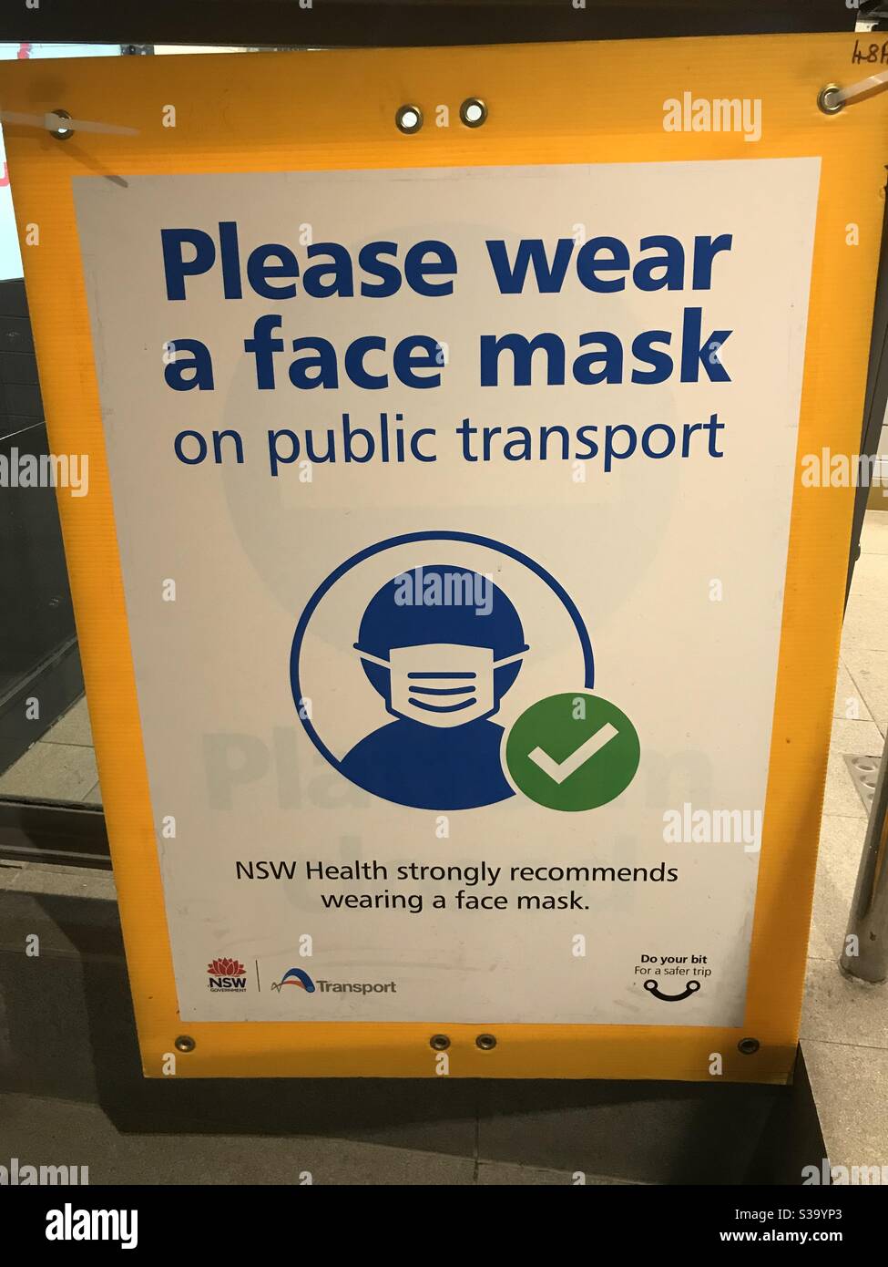 Si prega di indossare una maschera sul cartello dei mezzi pubblici alla stazione Town Hall di Sydney, Australia. Foto Stock