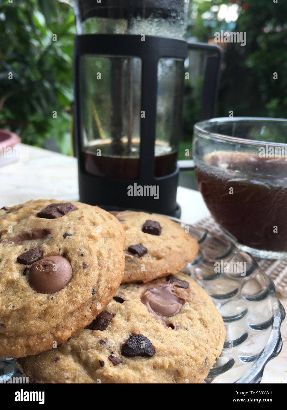 Biscotti e caffè in un clima cupo - combinazione perfetta! Foto Stock