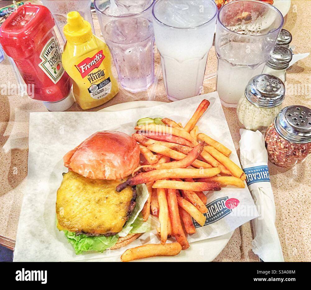 American Diner - Burger al formaggio e patatine. Foto Stock
