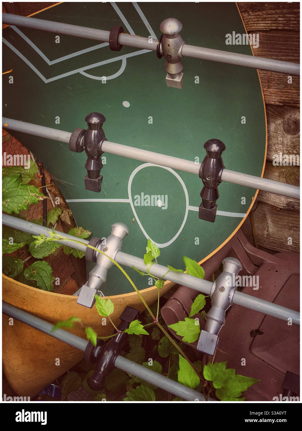 Gioco di calcio da tavolo rotto e scartato - Immagine stock catturata con smartphone