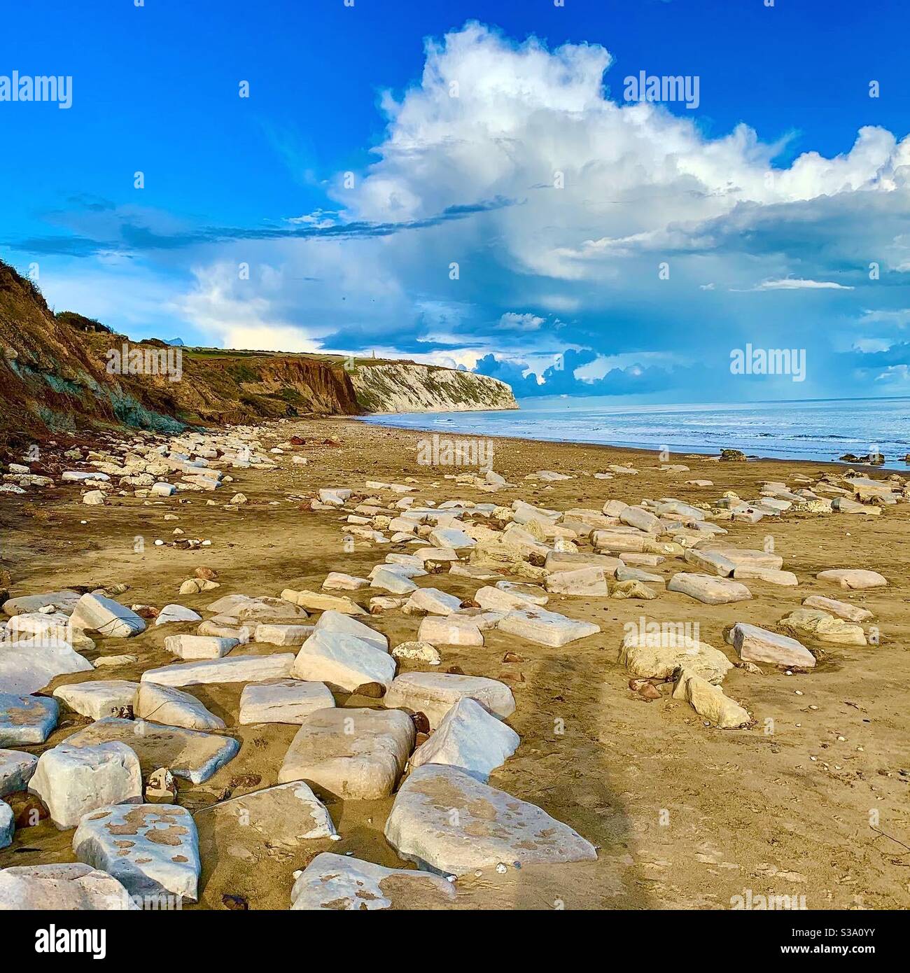 Le scogliere e le rocce a Yaverland Beach, Isola di Wight, Regno Unito. Foto Stock