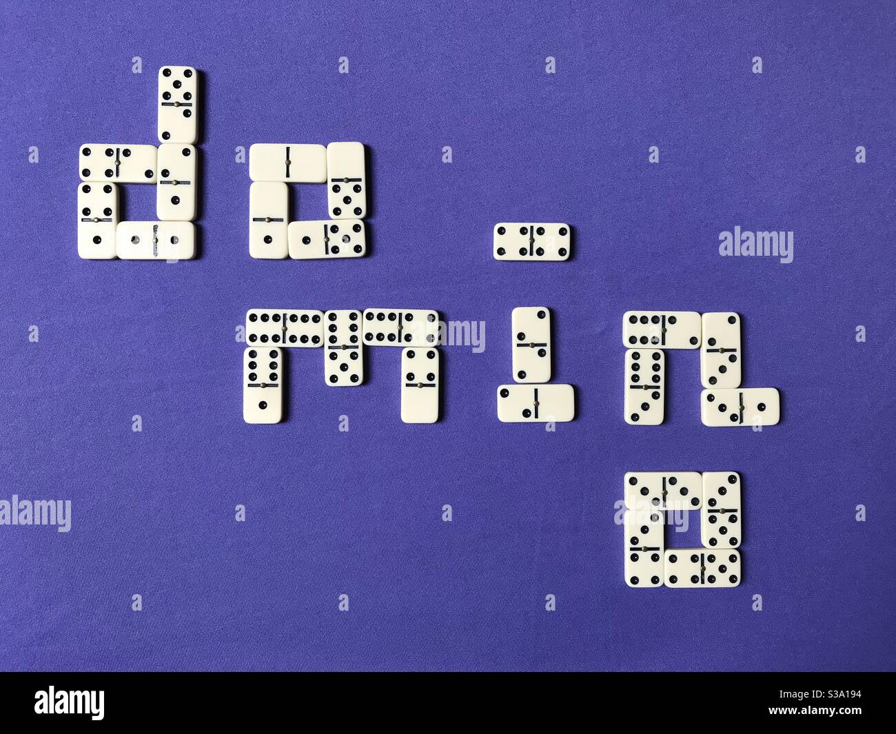 La parola "domino" composta da Domino Tiles Foto Stock