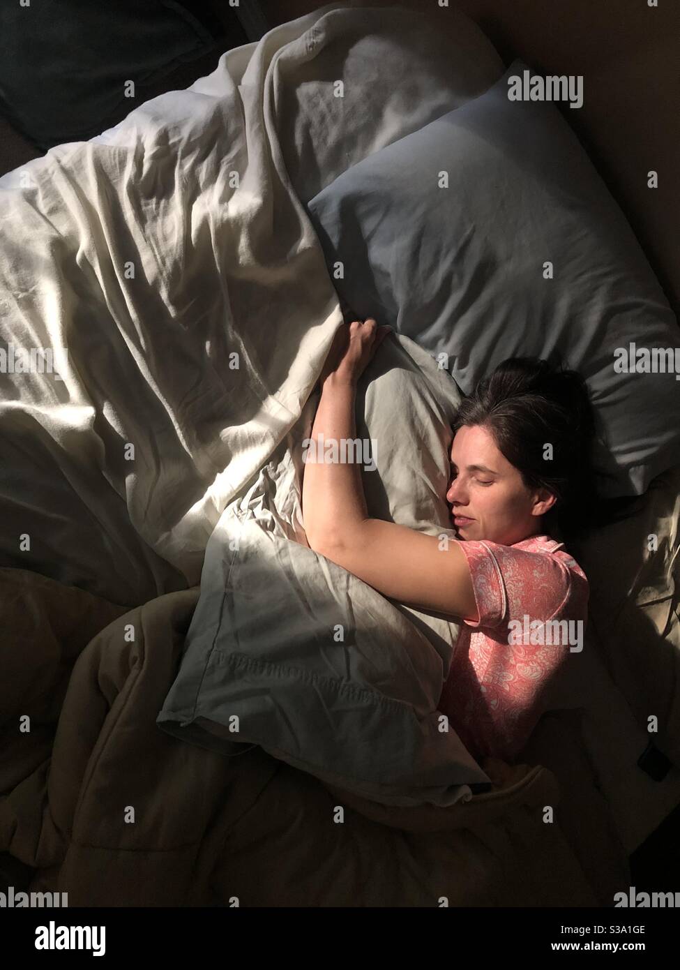 Una donna, Holly Tippett, dorme a letto. Foto scattata il 25 giugno 2019. - Immagine stock catturata con smartphone