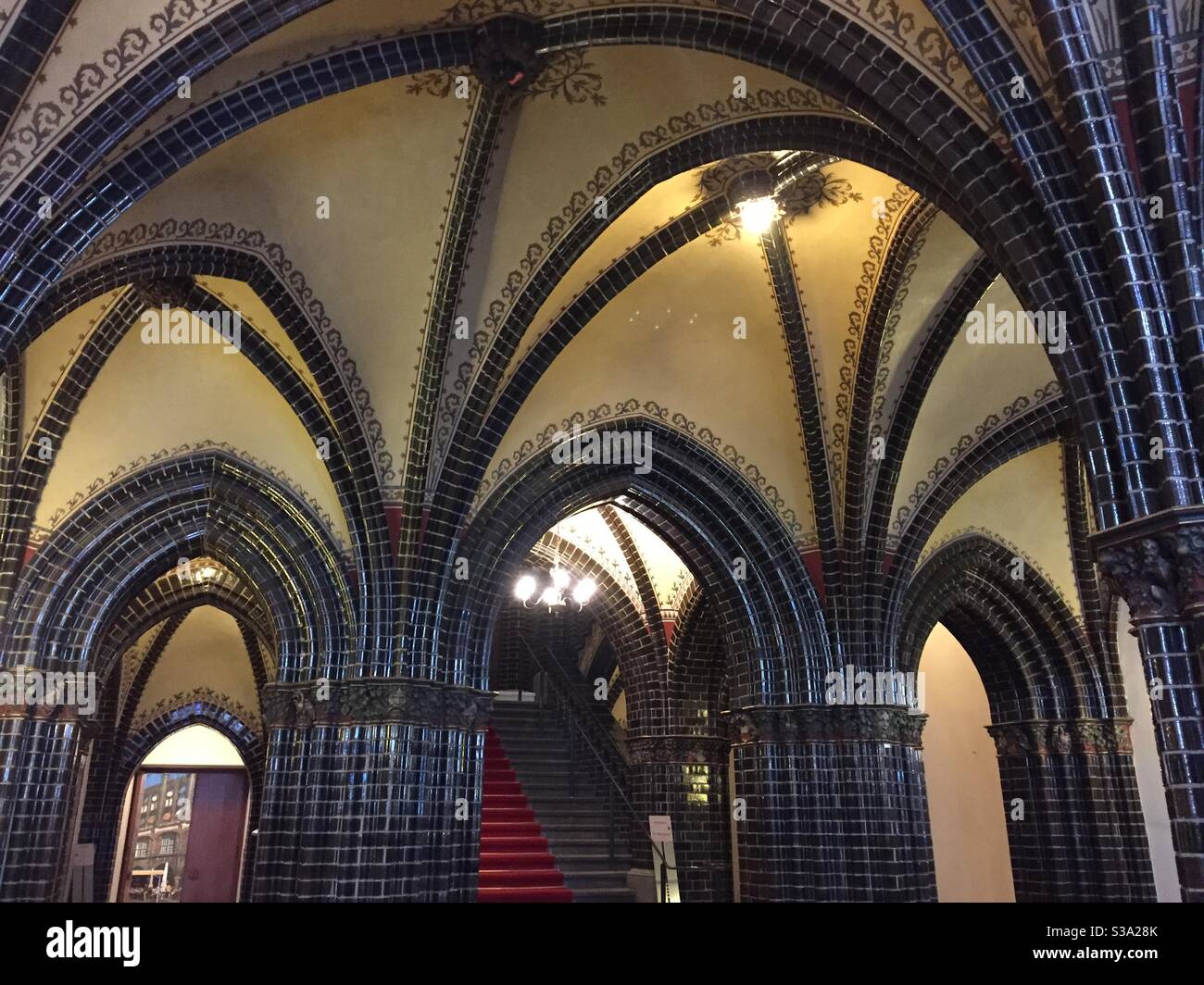 Interno del municipio di Lübeck‘s risalente al 1230, con archi gotici di mattoni marroni. Rathaus Foto Stock