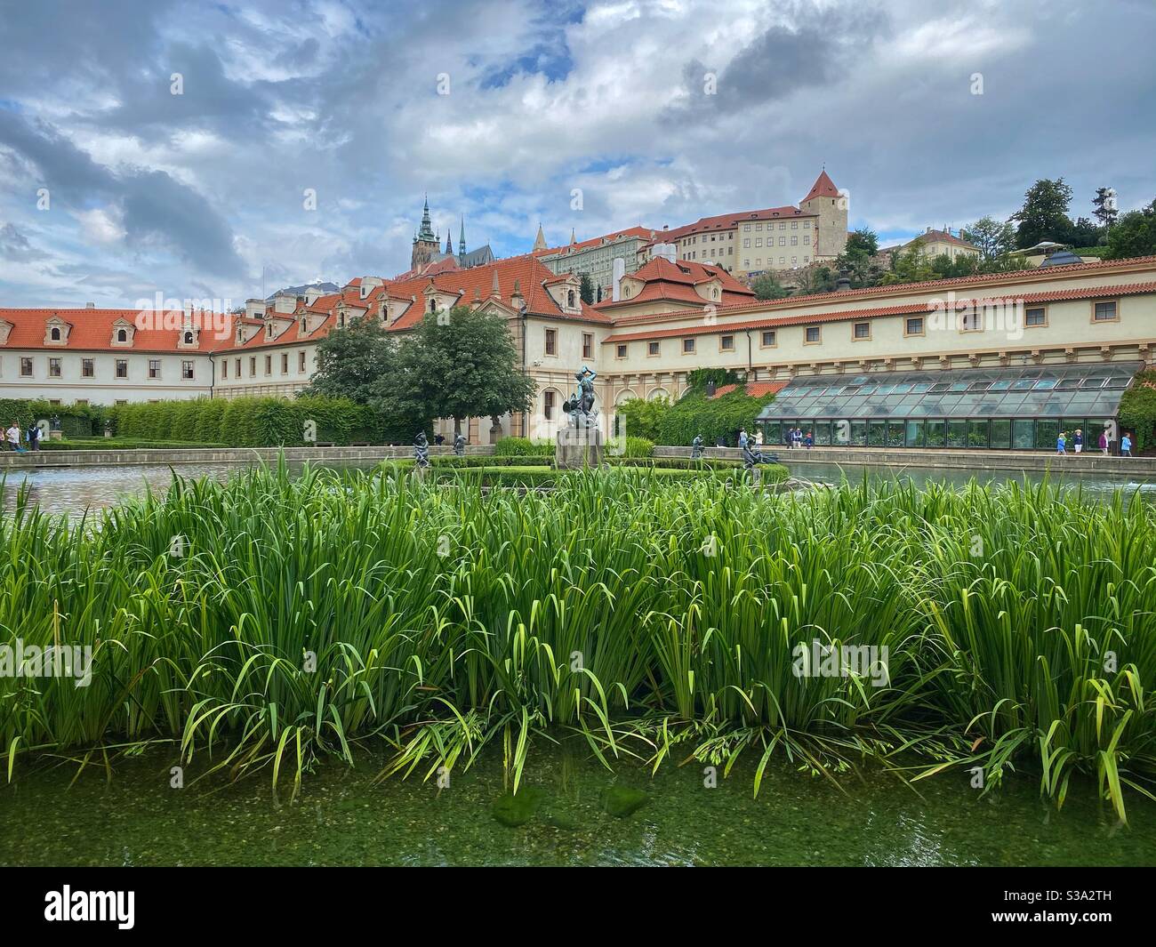 Vista sul Castello di Praga dai giardini di Wallenstein (Valdstejnska zahrada). Foto Stock
