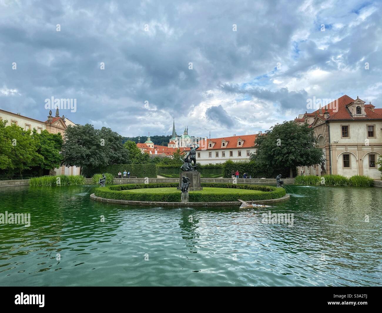 Fontana nel Giardino di Wallenstein (Valdstejnska zahrada) a Praga, creata nel 17 ° secolo. - Immagine stock catturata con smartphone