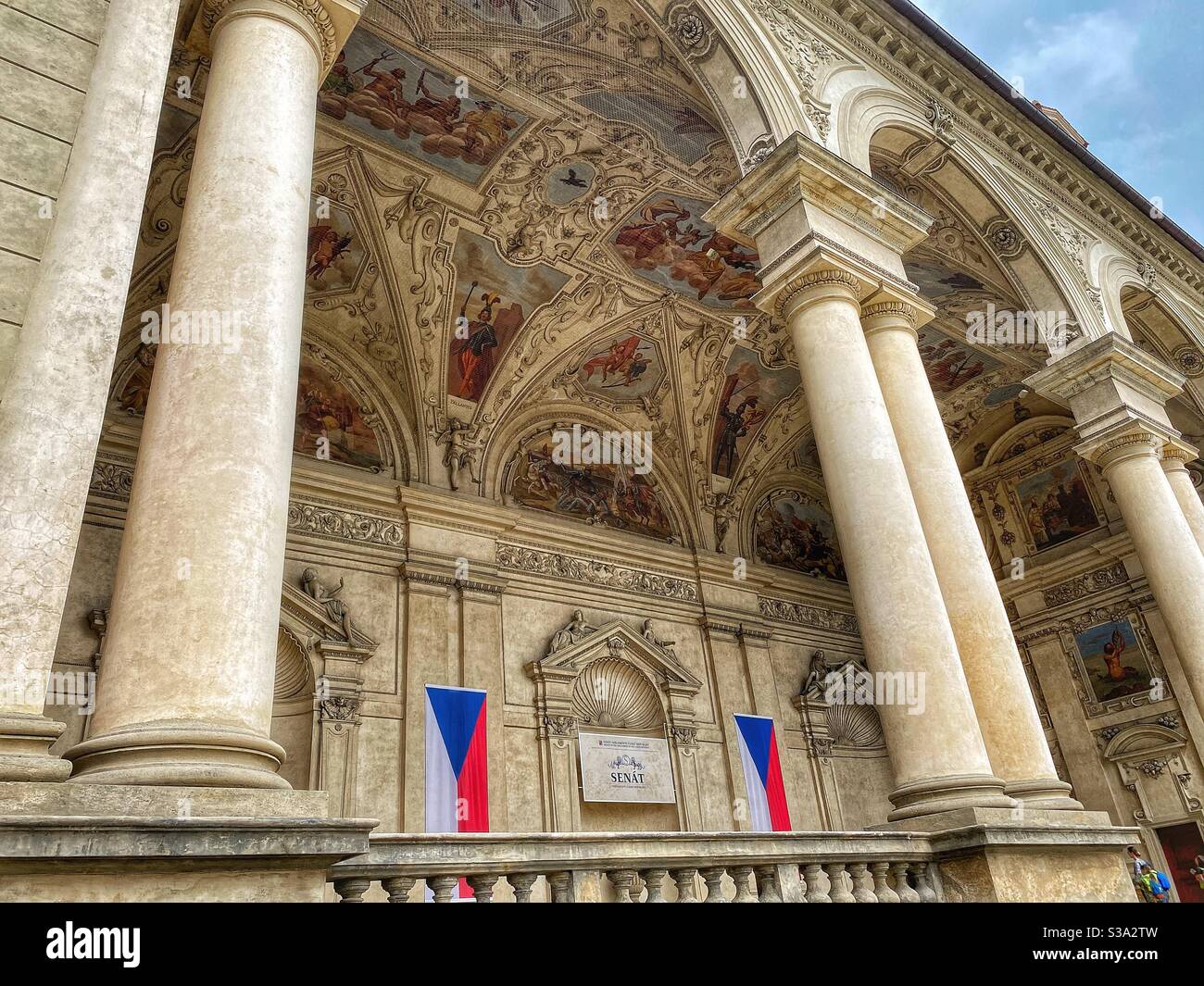 Senato del Parlamento della Repubblica Ceca a Palazzo Wallenstein (Valdstejnsky palac) costruito nel 17 ° secolo. - Immagine stock catturata con smartphone