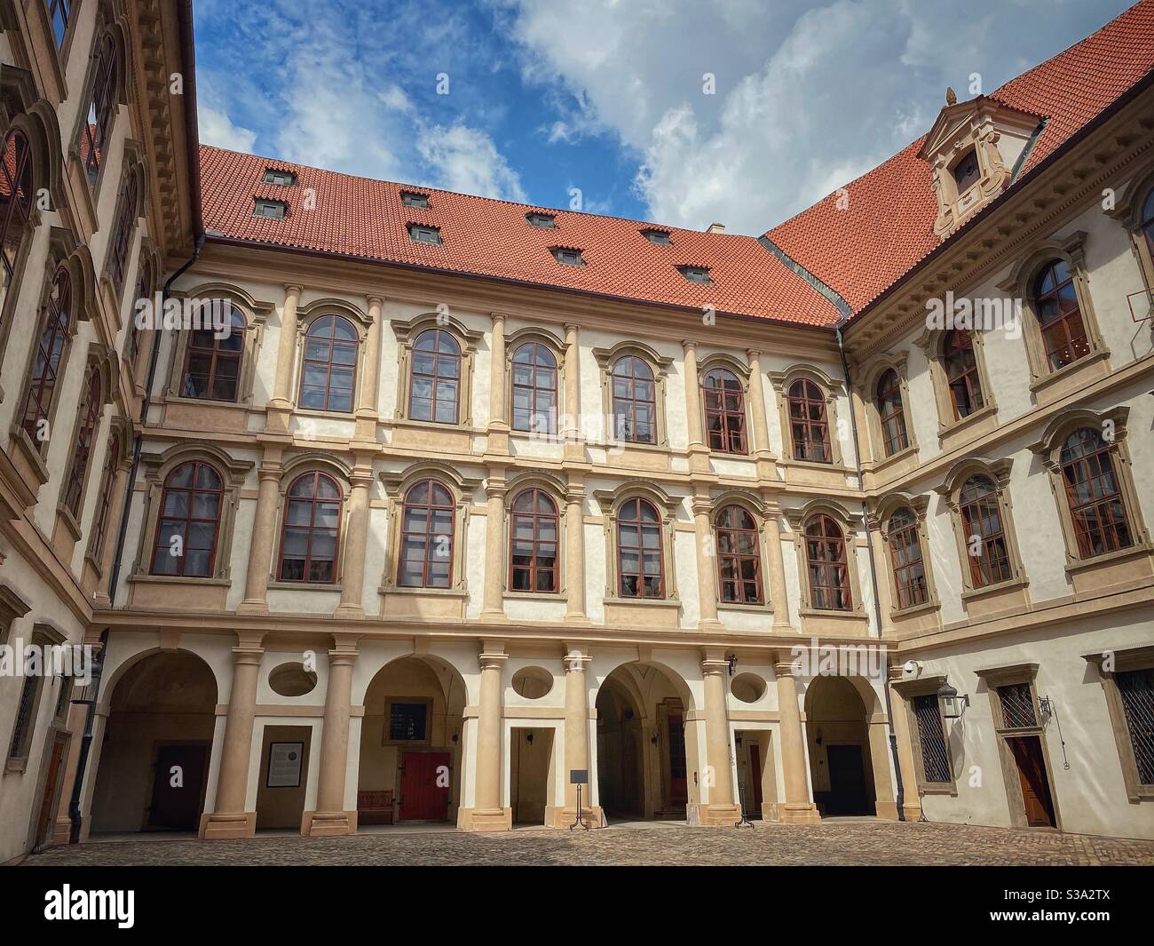 Cortile del Senato del Parlamento della Repubblica Ceca a Palazzo Wallenstein (Valdstejnsky palac), costruito nel 17 ° secolo. - Immagine stock catturata con smartphone