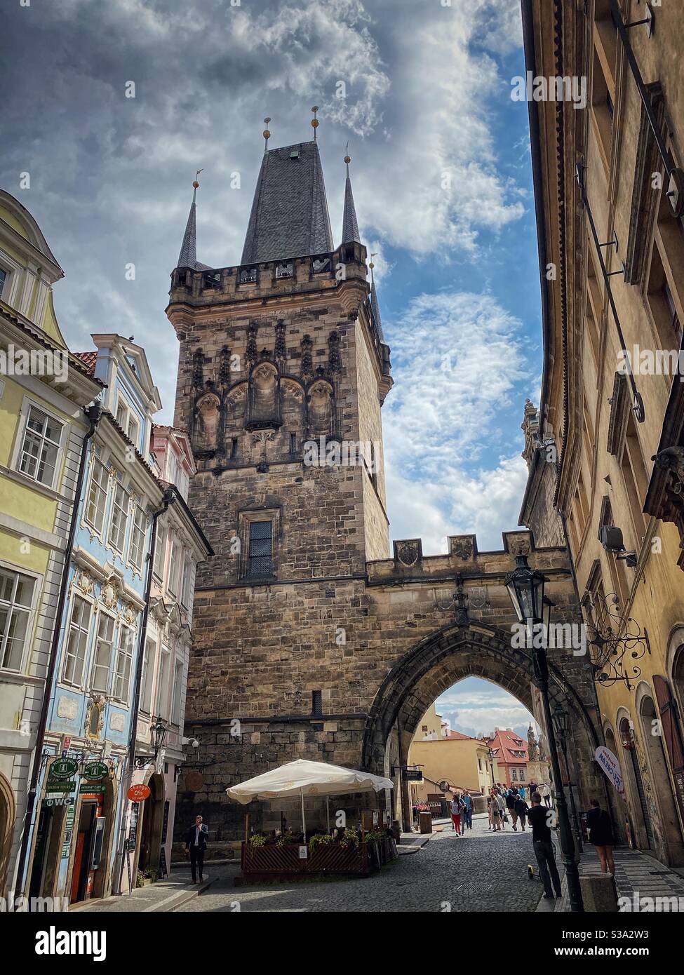 Malostranska Bridge Tower all'ingresso del Ponte Carlo nel cuore di Praga. Foto Stock