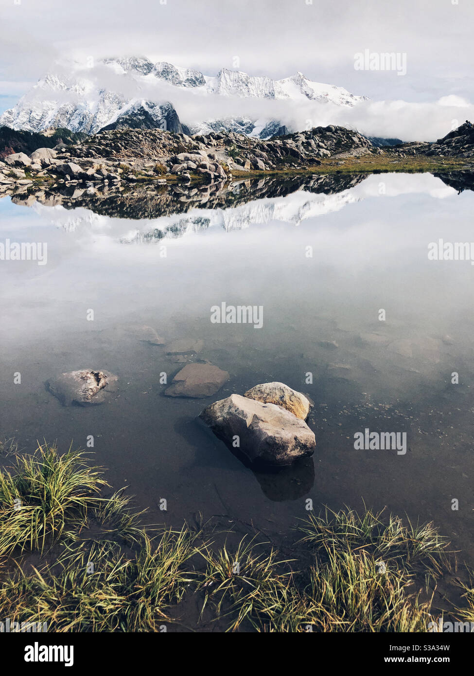 Il monte Shuksan si riflette in un laghetto ancora nelle Cascate del Nord Foto Stock