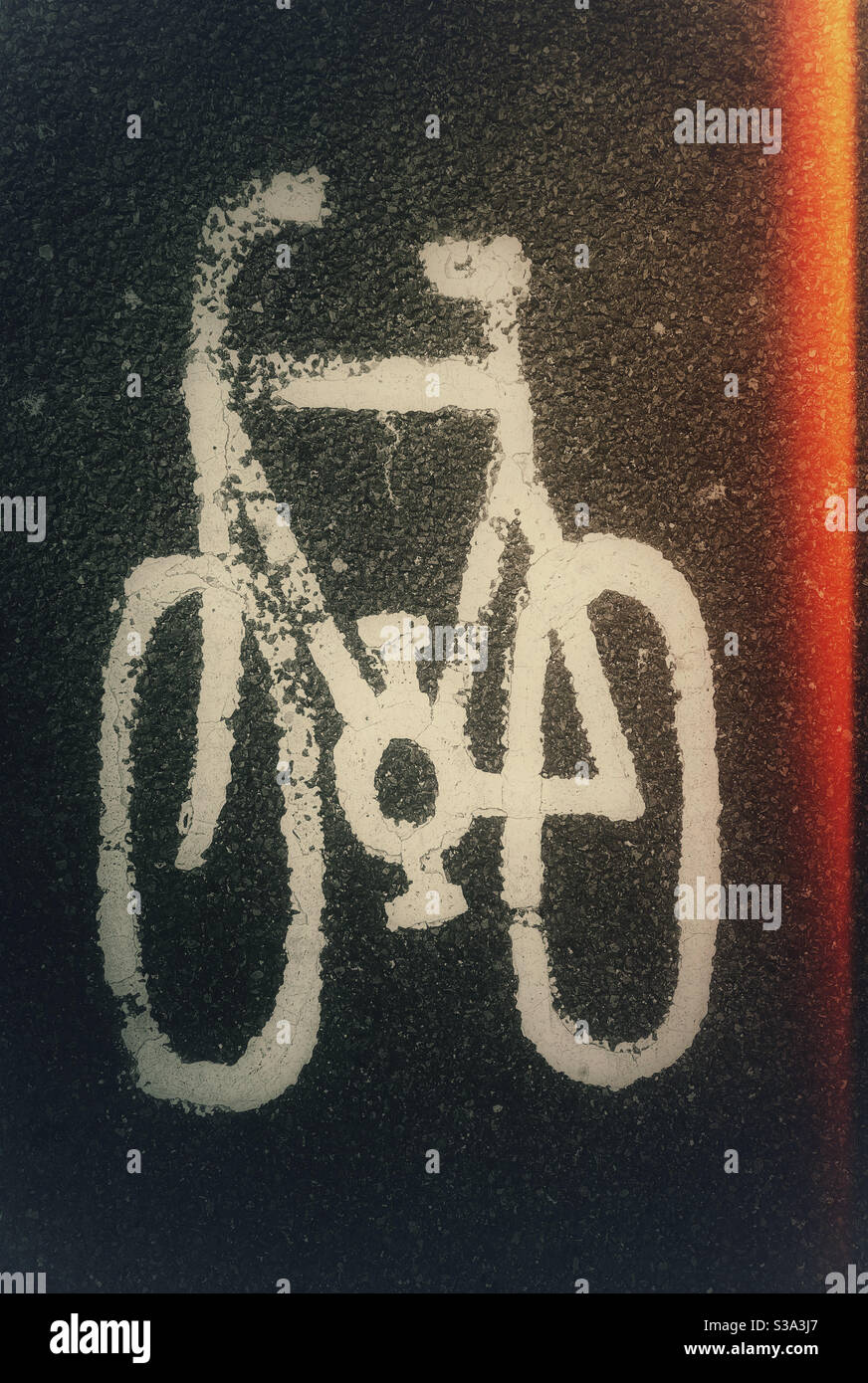 Un effetto retrò film look di una pista ciclabile. I ciclisti sono autorizzati a viaggiare qui - i pedoni attenzione! Credito fotografico - ©️ COLIN HOSKINS. Foto Stock
