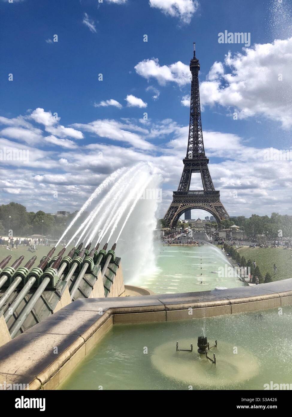 La Torre Eiffel vista dal Trocadero accanto ai cannoni d'acqua, Parigi, Francia Foto Stock