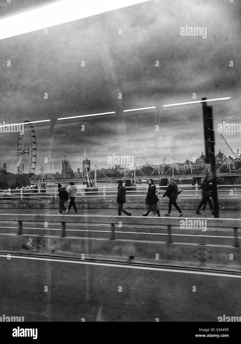 Waterloo Bridge, Londra, Regno Unito, 27 settembre 2020. Le persone che camminano riflettono la velocità della città contemplata attraverso una finestra. Foto Stock