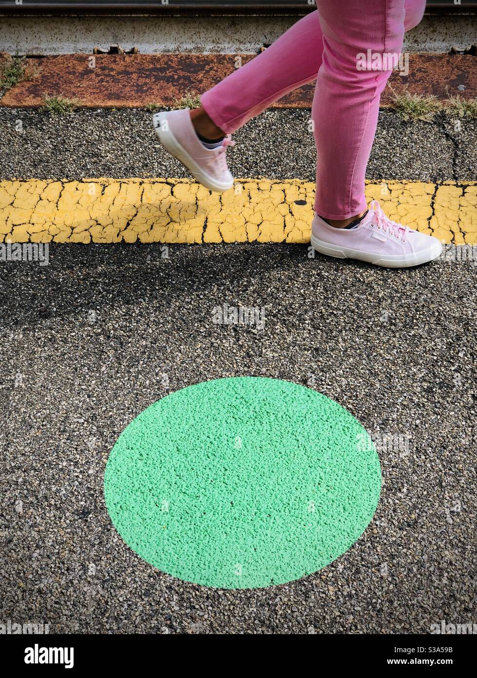 walking girl colori circolar verde giallo forma lineare shakespeare Foto Stock