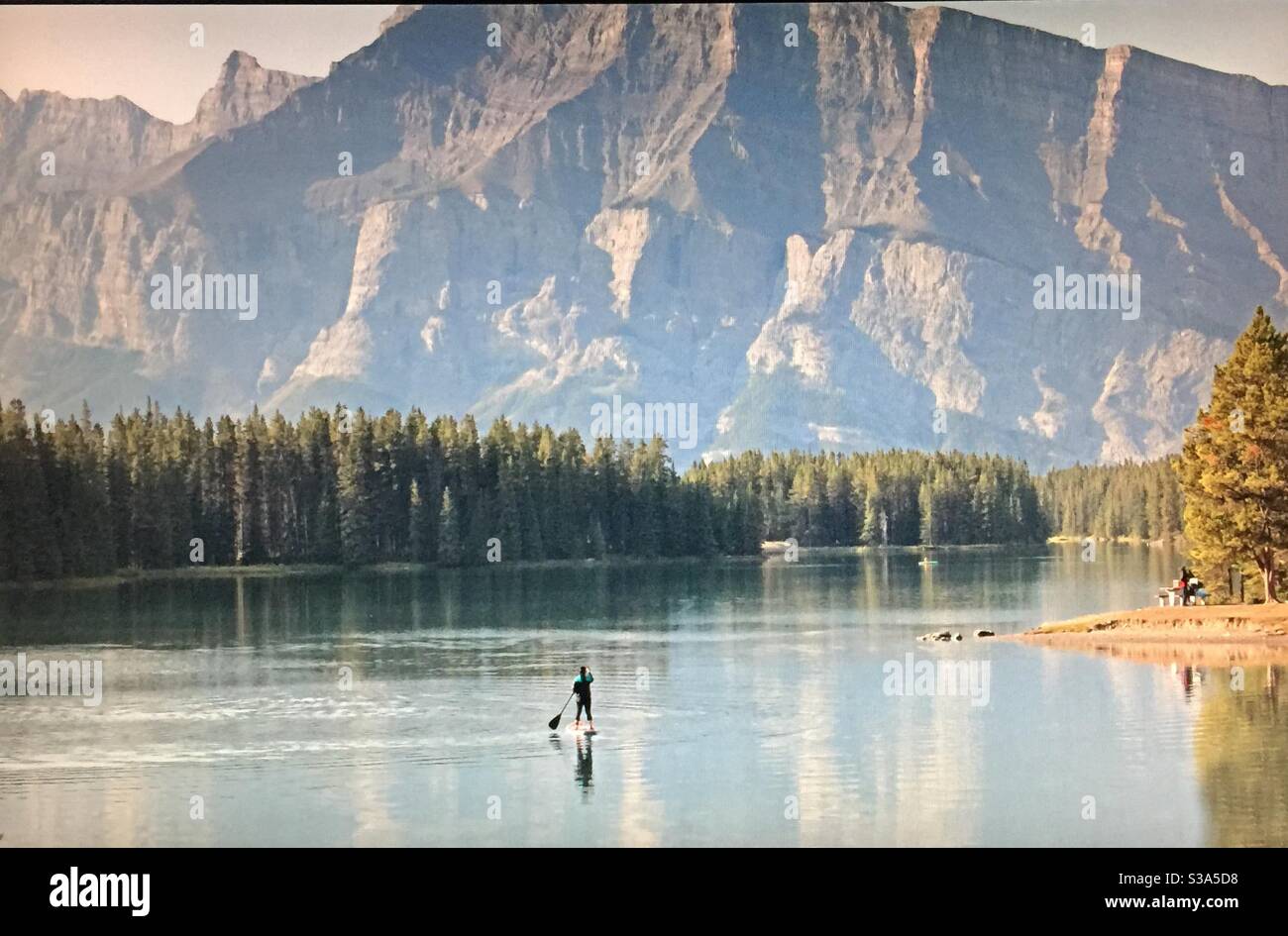 Two Jack Lake, Canadian Rockies, divertimento acquatico, divertimento per tutta la famiglia, selvaggina, parco giochi di montagna, paddle border Foto Stock