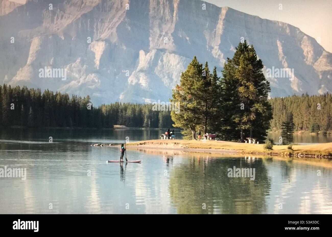 Two Jack Lake, Canadian Rockies, divertimento acquatico, divertimento per tutta la famiglia, selvaggina, parco giochi di montagna, paddle border Foto Stock