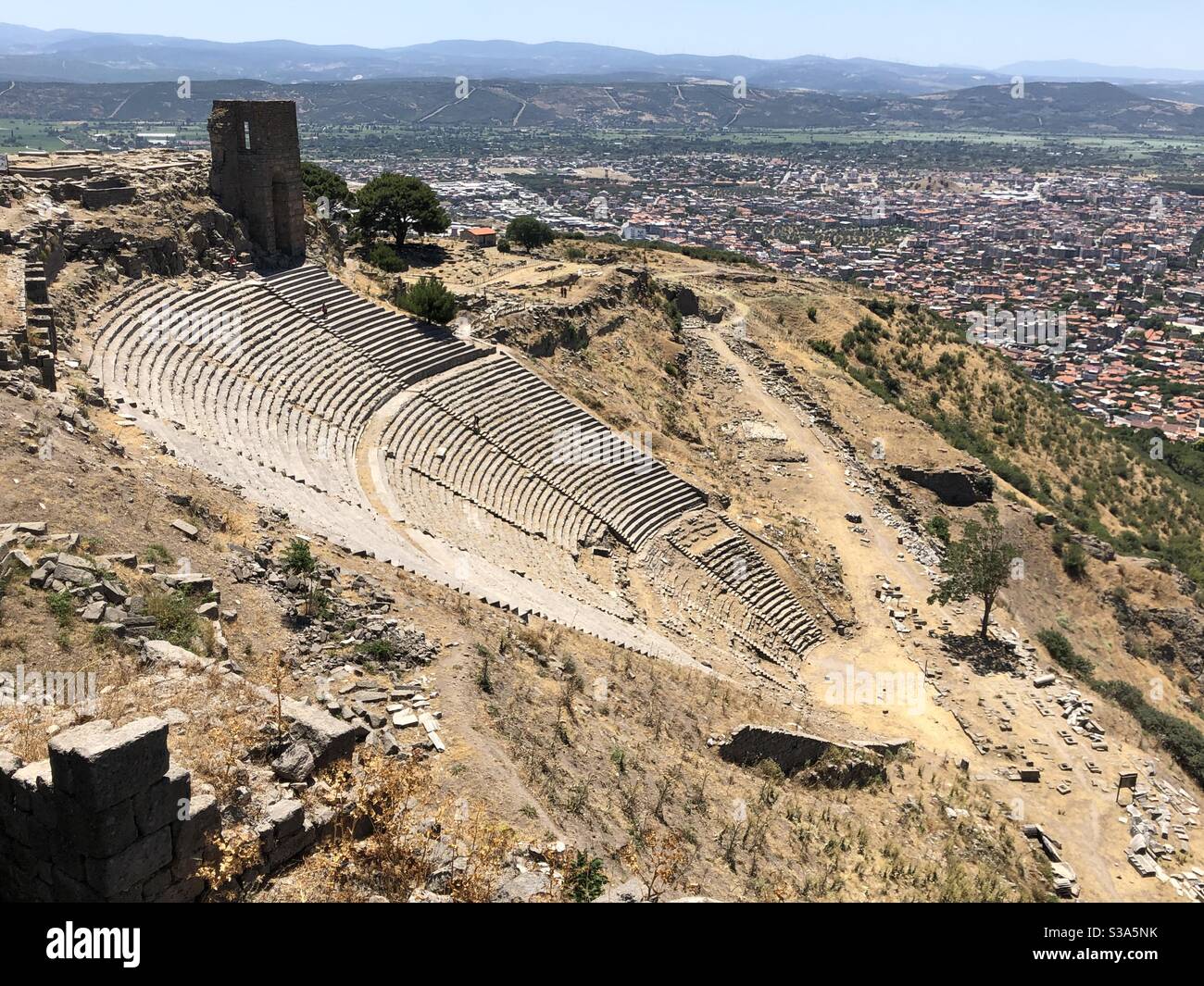 Anfiteatro dell'antico Pergamo nella moderna città di Bergama, Turchia. Si dice che sia la più ripida del mondo Foto Stock