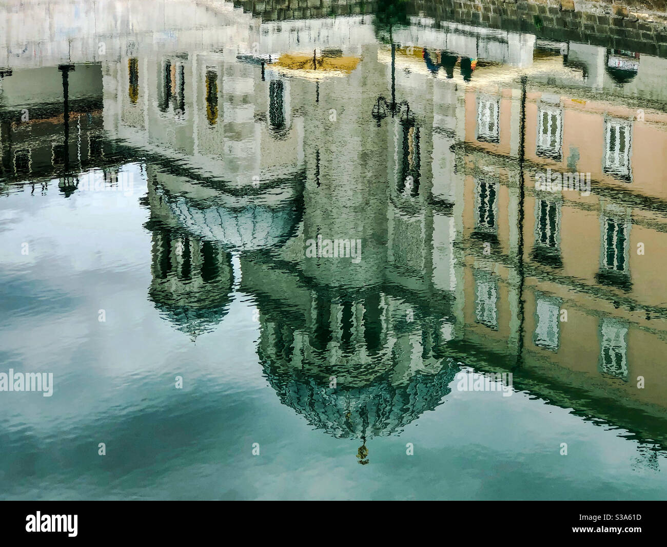 Riflessioni di edifici nel Canal Grande, Trieste, Friuli Venezia Giulia, Italia Foto Stock