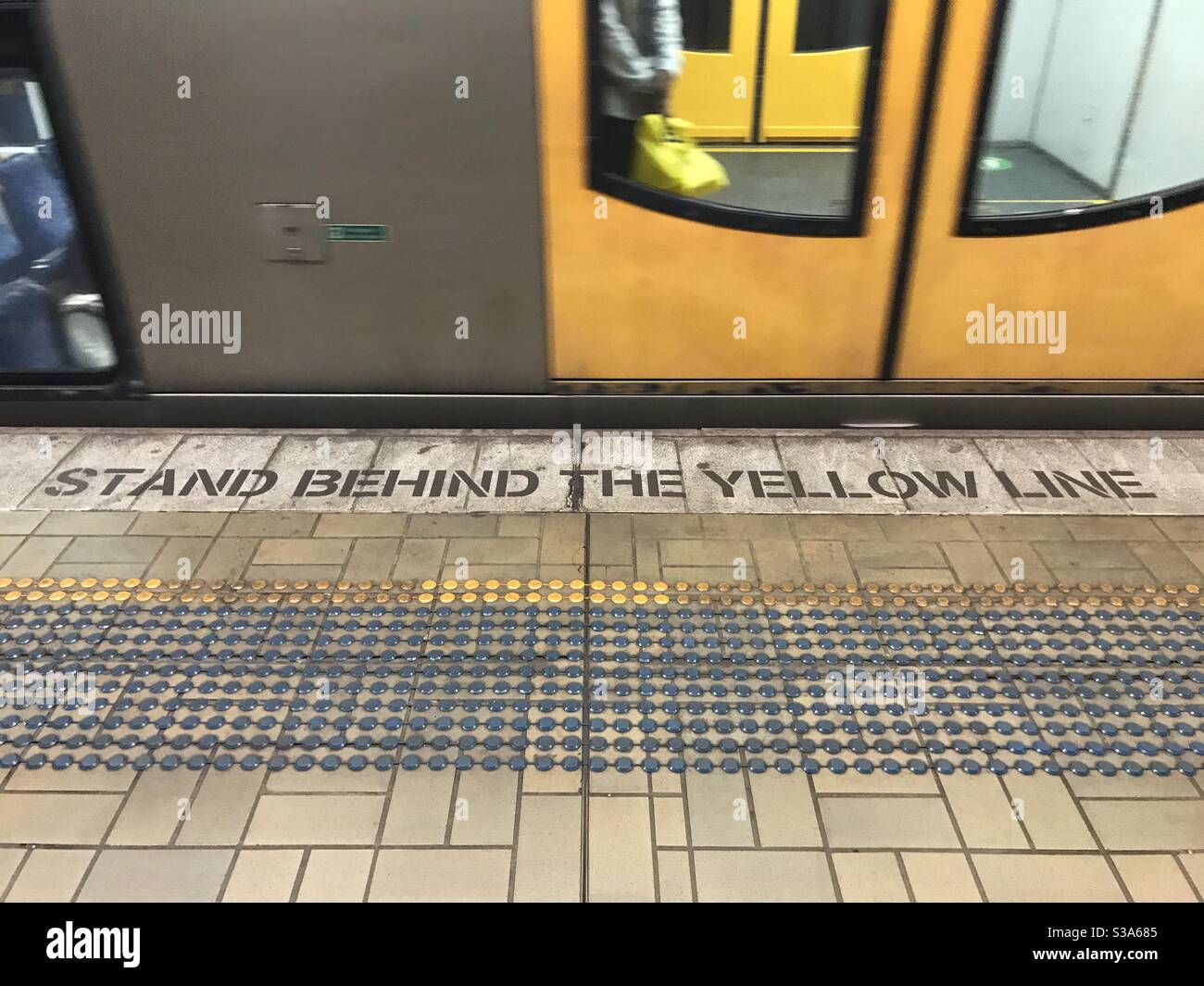 Sostare dietro la linea gialla alla stazione Martin Place di Sydney, NSW, Australia. - Immagine stock catturata con smartphone