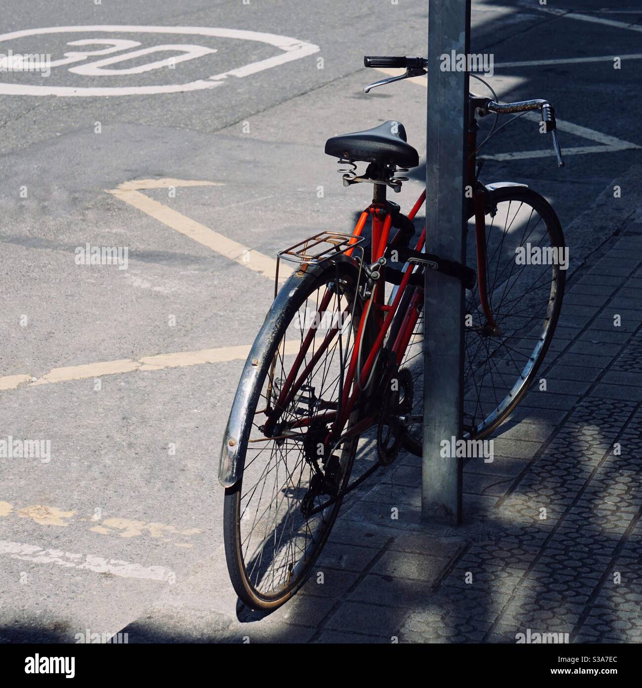 bicicletta sulla strada Foto Stock