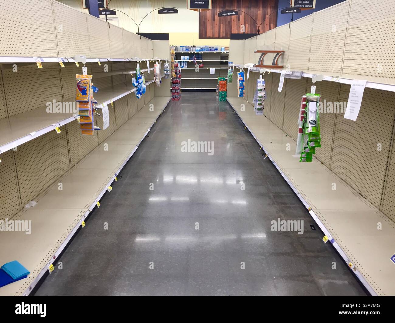 Carta igienica vuota e asciugamano di carta durante la pandemia di coronavirus al supermercato Metro Atlanta. (STATI UNITI) - Immagine stock catturata con smartphone