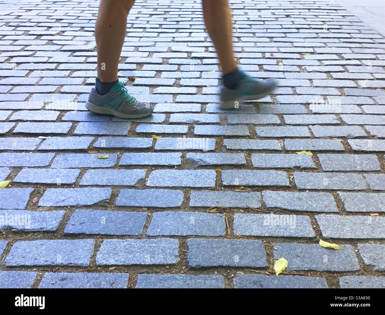 Gambe che camminano sul marciapiede - Immagine stock catturata con smartphone