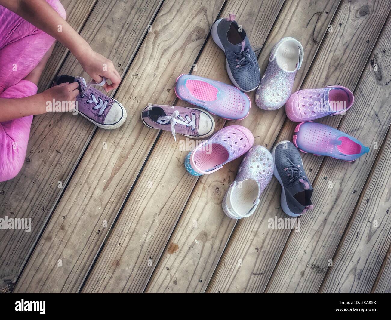 Estate foto di scarpe su portico arrangiato come un fiore da un bambino Foto Stock