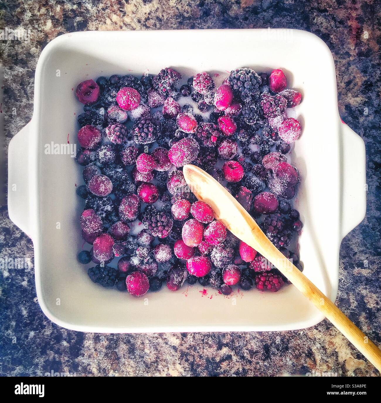 Preparazione di torte di frutta surgelate. - Immagine stock catturata con smartphone