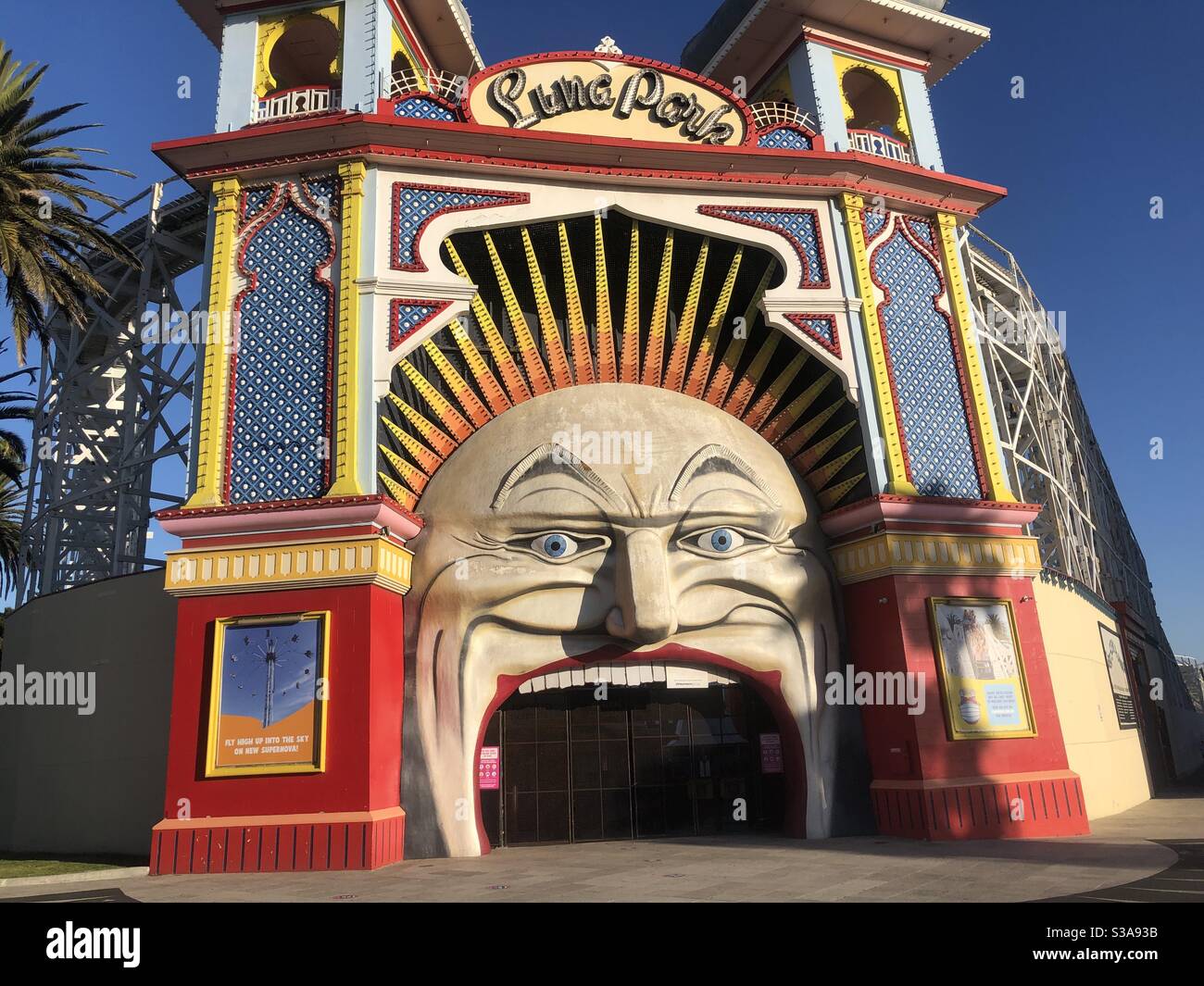 L'iconica facciata a bocca aperta di Luna Park, St Kilda, Melbourne, Victoria, Australia. Questo parco storico risale al 1912 e ospita la ferrovia panoramica sulle montagne russe. Foto Stock
