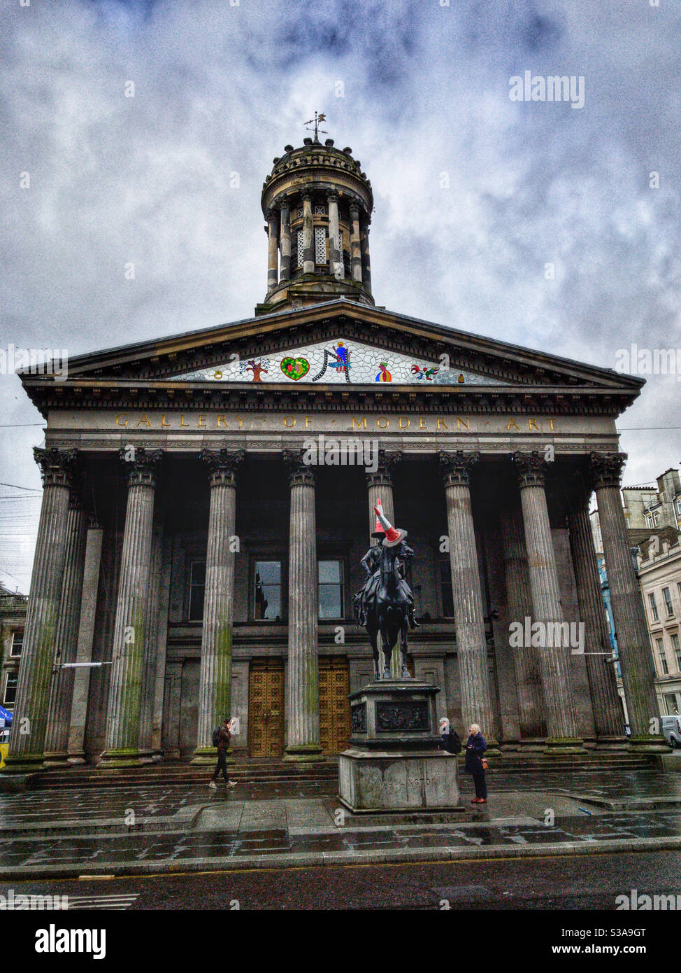 Galleria d'Arte moderna di Glasgow nel centro della città. Di fronte alla galleria si trova la statua del duca di Wellington, che solitamente ha un cono sulla testa. Foto Stock