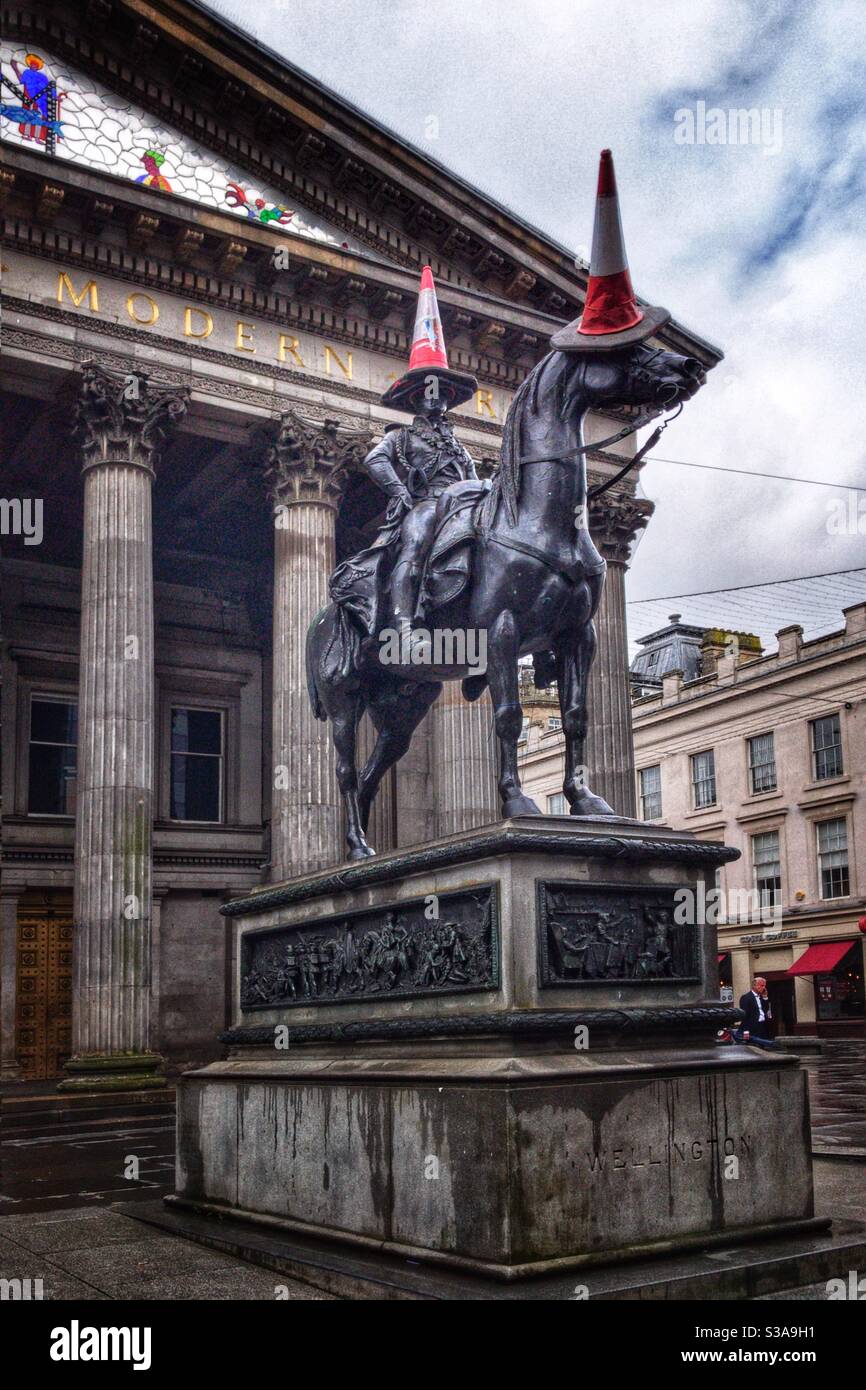 Galleria d'Arte moderna di Glasgow di fronte alla galleria si trova una statua del Duca di Wellington che di solito ha un cono sulla sua testa. Foto Stock