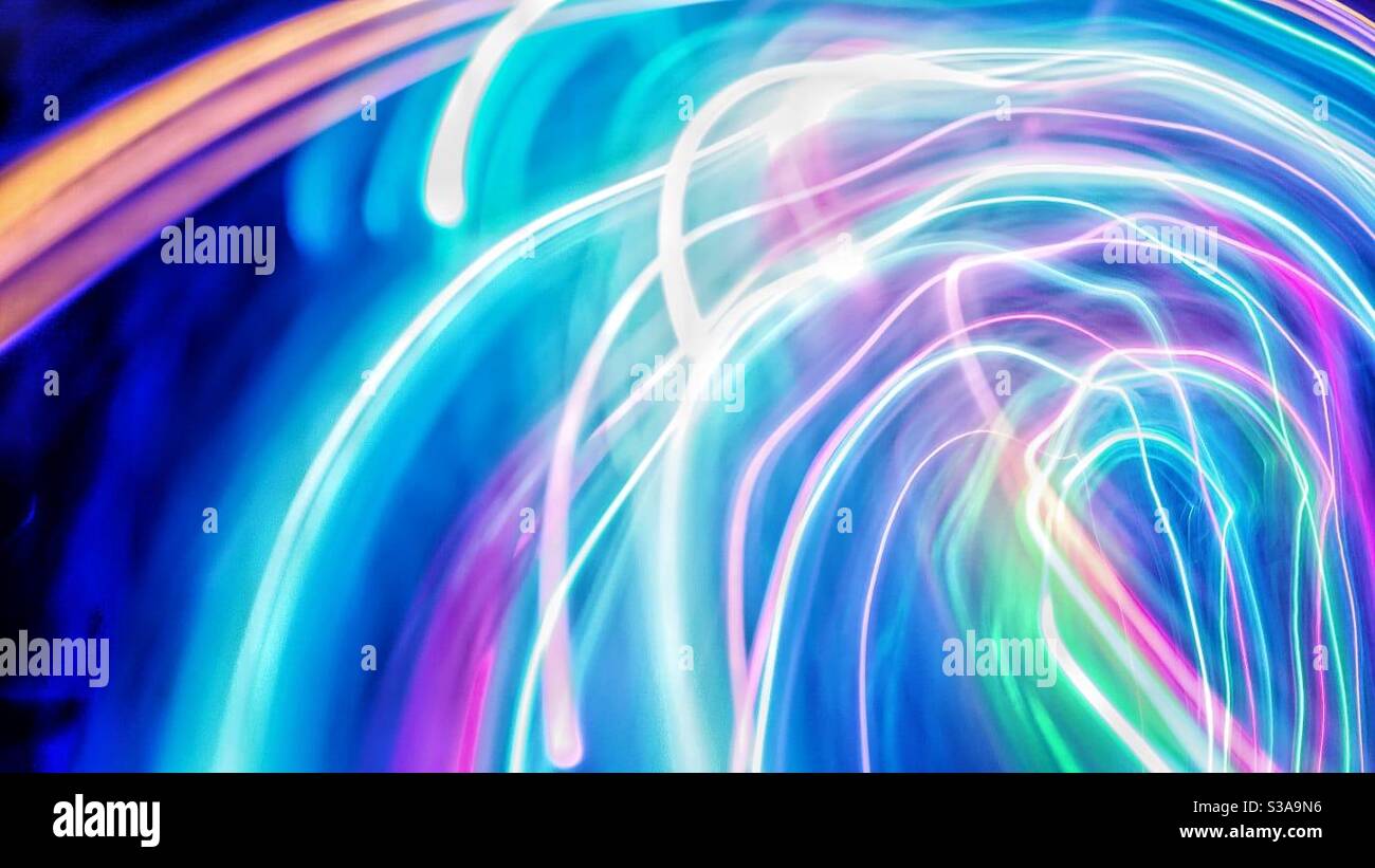 Una fotografia di pittura di luce a lunga esposizione di fata multicolore luci in uno schema astratto di sfondo della turbolenza - Immagine stock catturata con smartphone