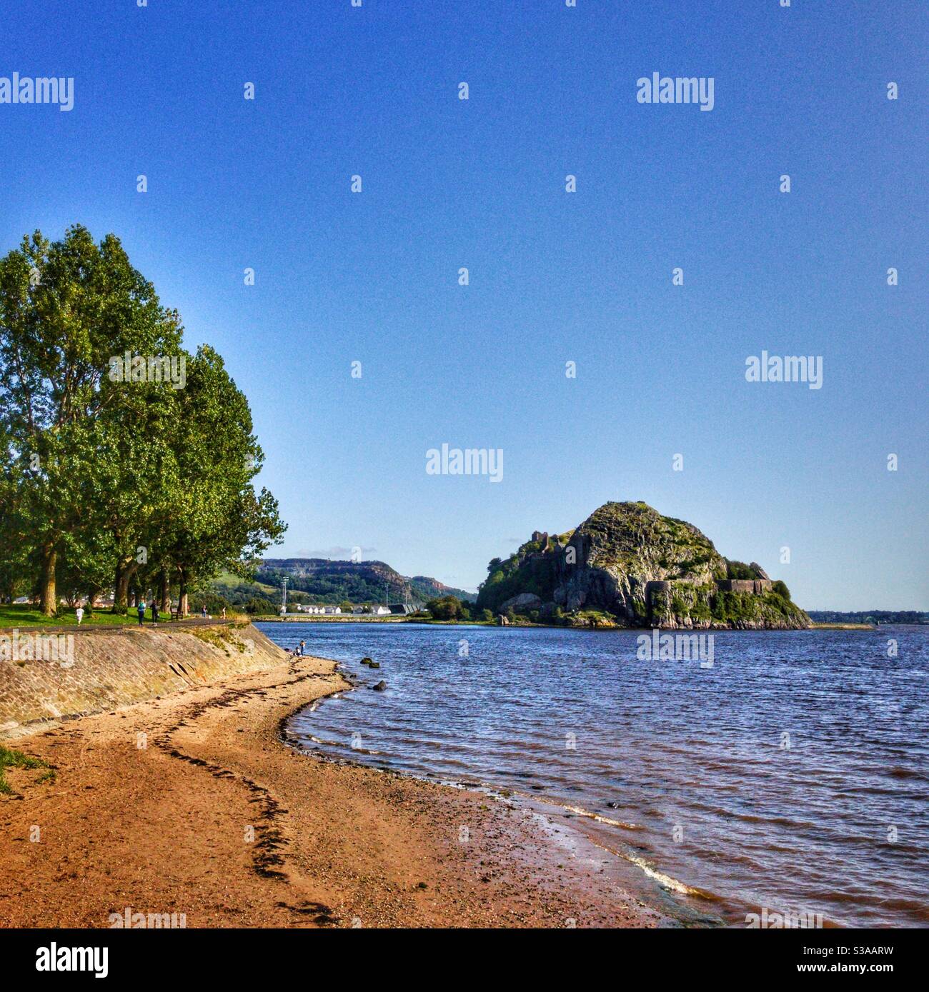 Dumbarton Castle su Dumbarton Rock e Levengrove Park nel Dunbartonshire Occidentale, Scozia. Foto Stock