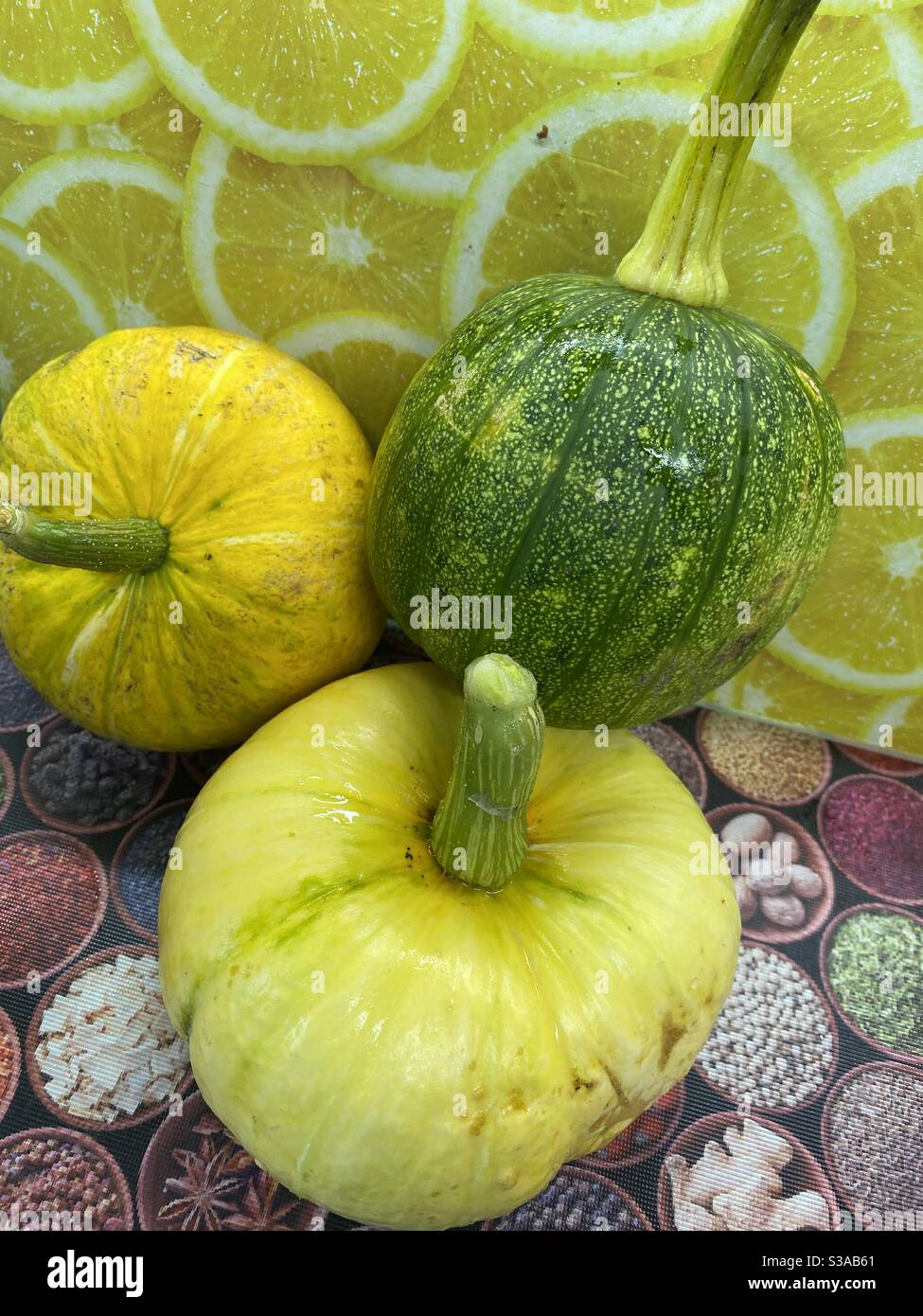 Tre squash e molto altro ancora. - Immagine stock catturata con smartphone