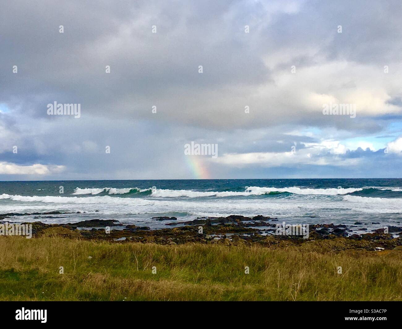 Arcobaleno nel Moray Firth, Aberdeenshire, Scozia Foto Stock