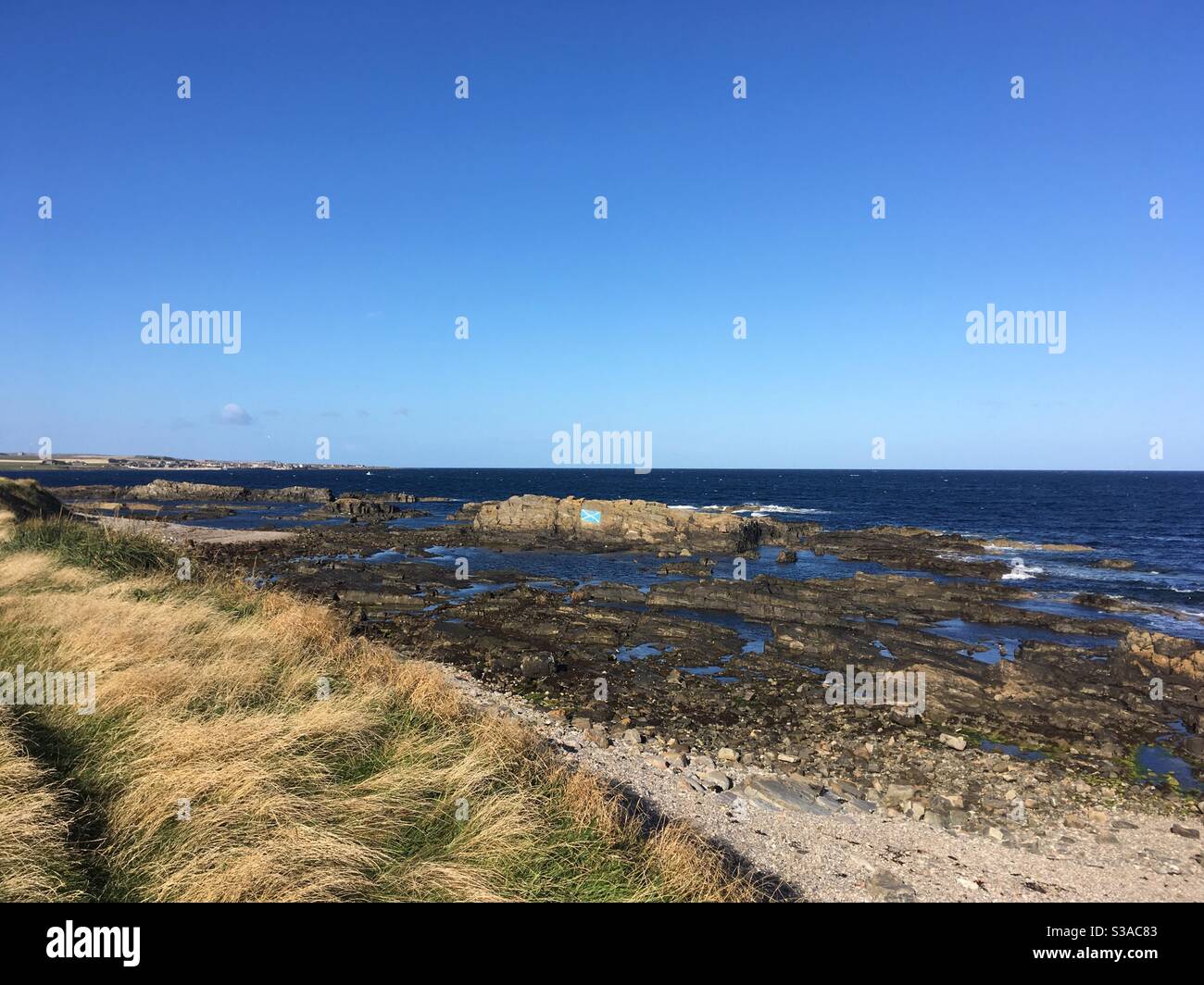 Graffiti Scottish Flag sulla costa rocciosa di Moray Firth, Aberdeenshire, tra Fraserburgh e Sandhaven Foto Stock