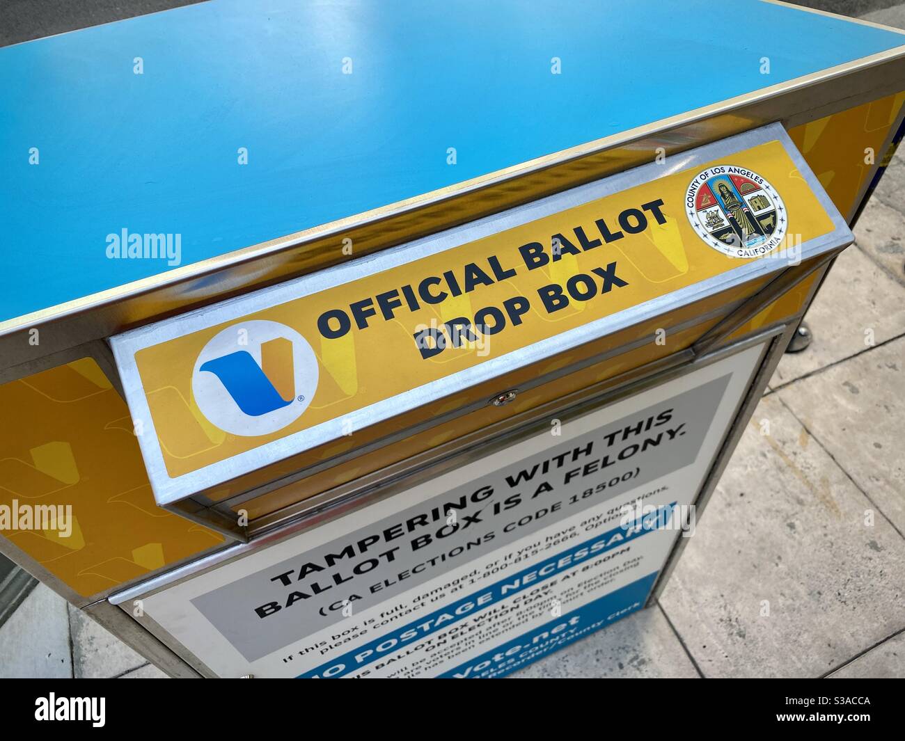 LOS ANGELES, CA, OTT 2020: Vista dall'alto della drop box ufficiale al di fuori della biblioteca pubblica centrale in Downtown per le elezioni di novembre e i voti per posta - Immagine stock catturata con smartphone