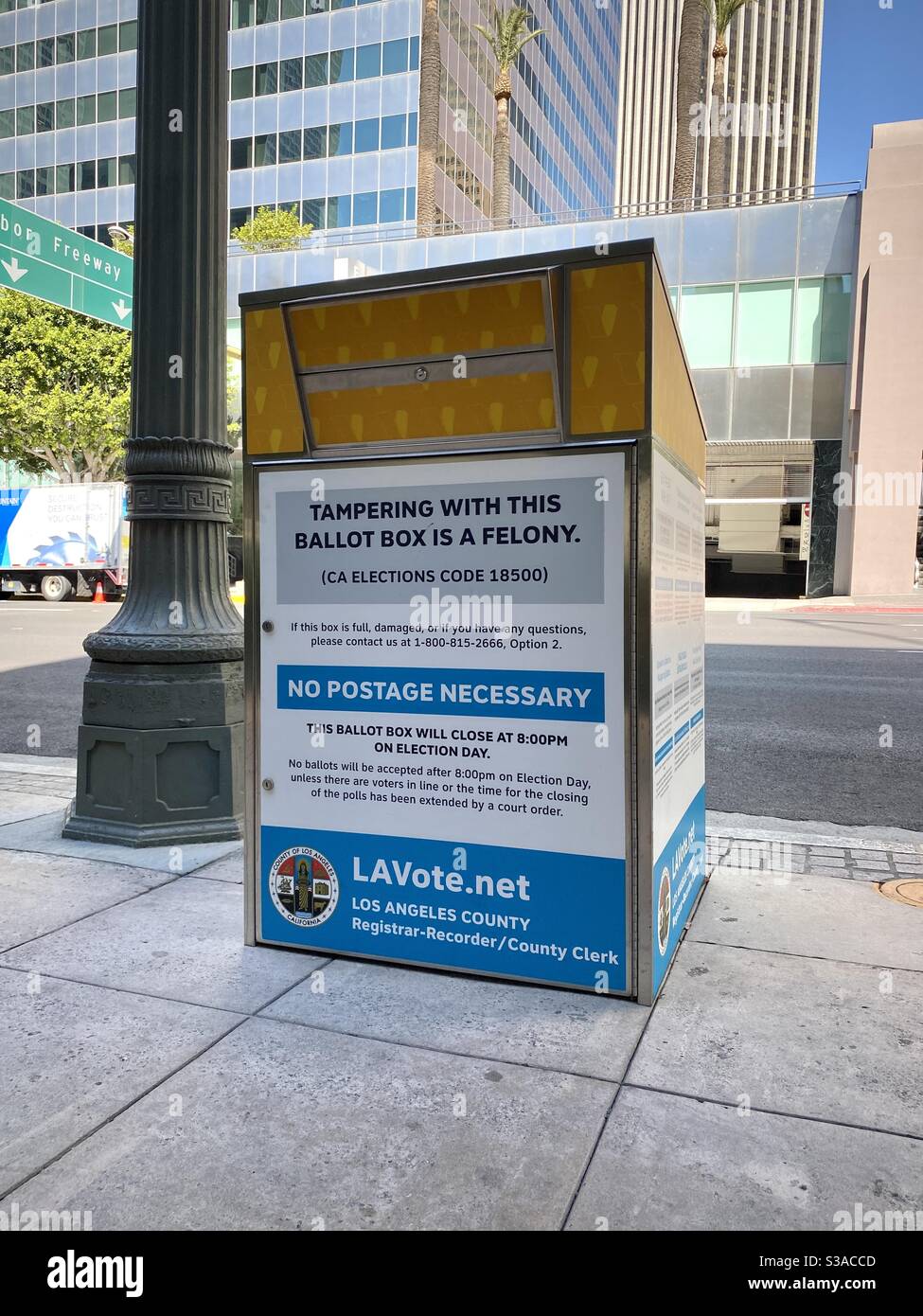 LOS ANGELES, CA, OTT 2020: Vista frontale ad angolo, drop box ufficiale all'esterno della biblioteca pubblica centrale del centro città per le elezioni di novembre e i voti per posta. Uffici in background - Immagine stock catturata con smartphone