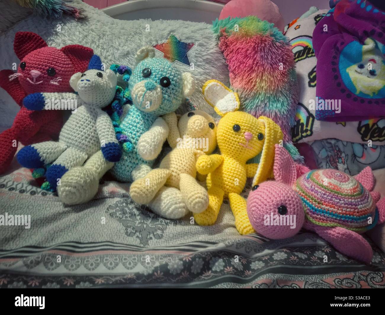 Collezione colorata di crocheted creature Foto Stock