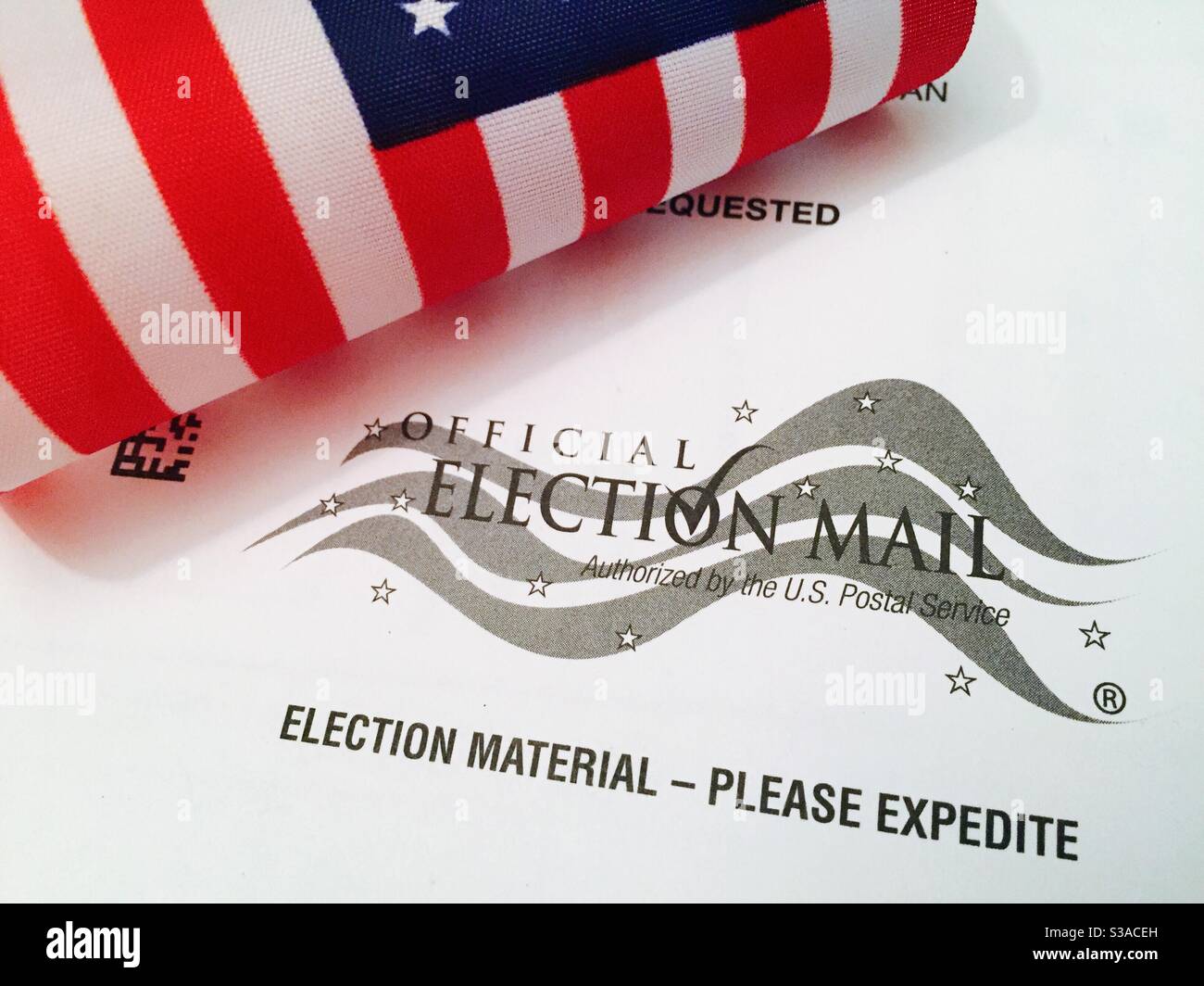 Primo piano della posta per le elezioni generali, 3 novembre 2020 insieme ad una bandiera americana, USA - Immagine stock catturata con smartphone