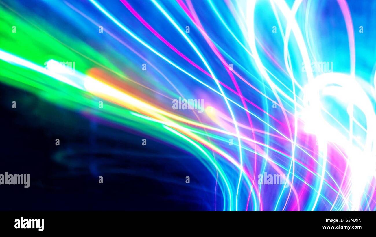 Una lunga esposizione di luce dipingere fotografia di fairy multicolore in uno splendido e vibrante schema astratto di sfondo. - Immagine stock catturata con smartphone