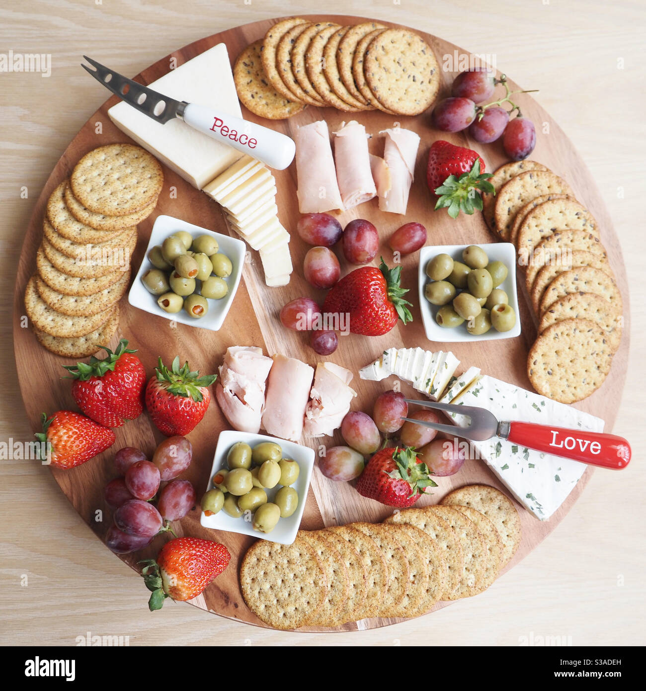 Cheeseboard pigro Susan, antipasto in stile crudités‘s a casa Foto Stock