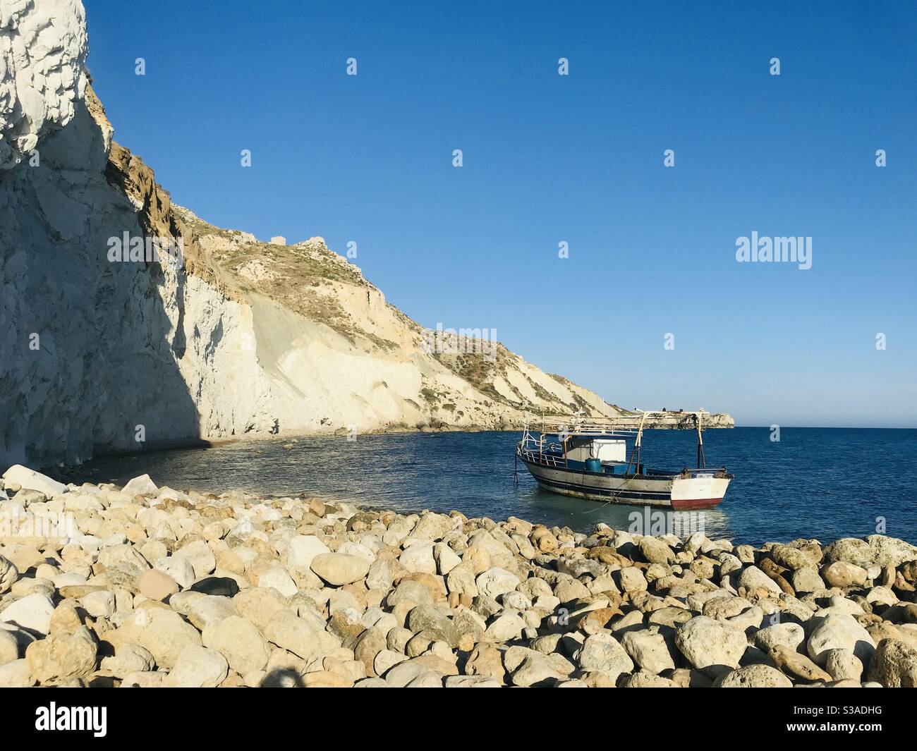 Agrigento 24 maggio 2020 una barca utilizzata dai migranti per il viaggio e ha lasciato sulla spiaggia Foto Stock