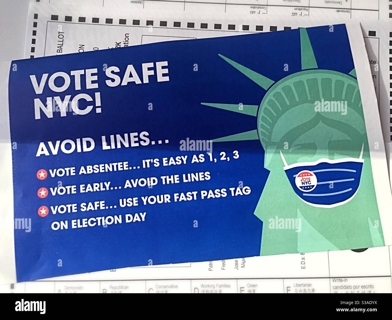 Primo piano di un messaggio di informazioni per gli elettori per le elezioni generali del 2020, listing ways to vote, New York City, Stati Uniti Foto Stock